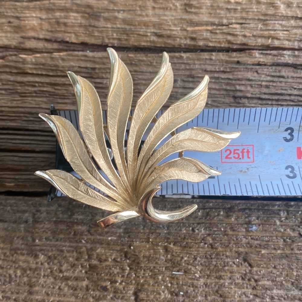 Vintage Crown Trifari Textured Leaves Brushed Satin Gold Tone Sculptural Brooch - Picture 3 of 6
